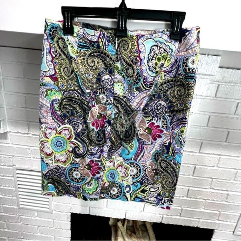 Talbots 8P in a Colorful Paisley Print Skirt. Cotton and Spandex EUC